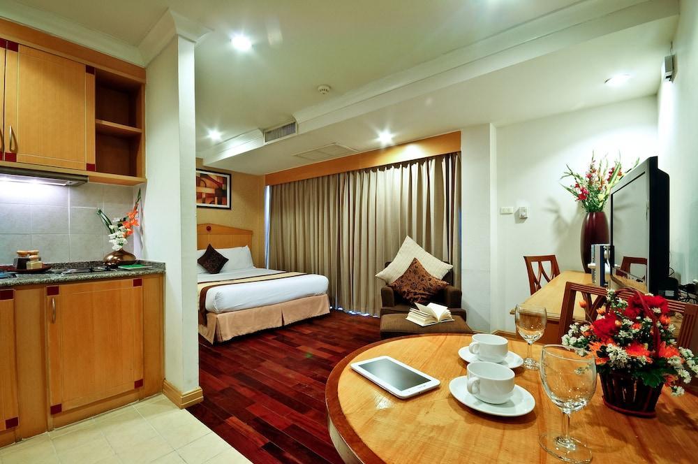 Admiral Suites Bangkok Exterior photo